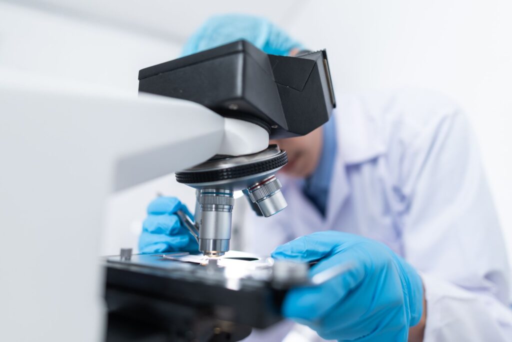 Ricerca in laboratorio al microscopio sulle cellule tumorali