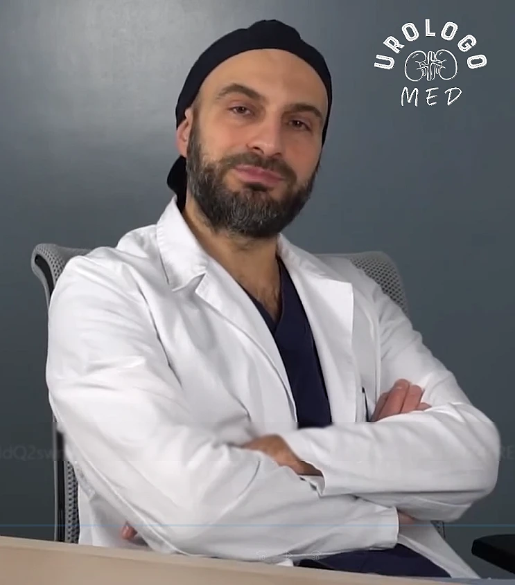 Dr. Francesco Lafranceschina in camice nello studio