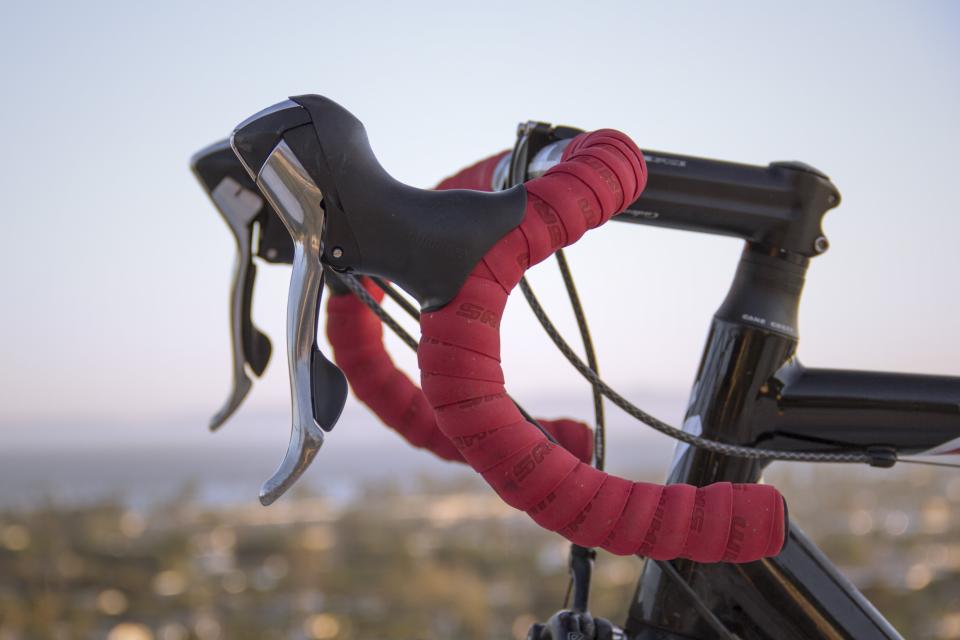Sella stretta di una bicicletta da corsa