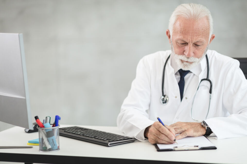 Medico alla scrivania con documenti clinici