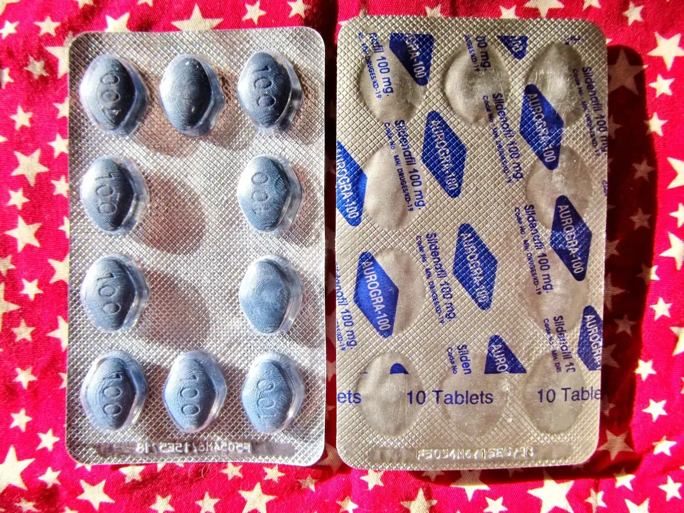 Blister di compresse azzurre vendute online come Viagra senza ricetta