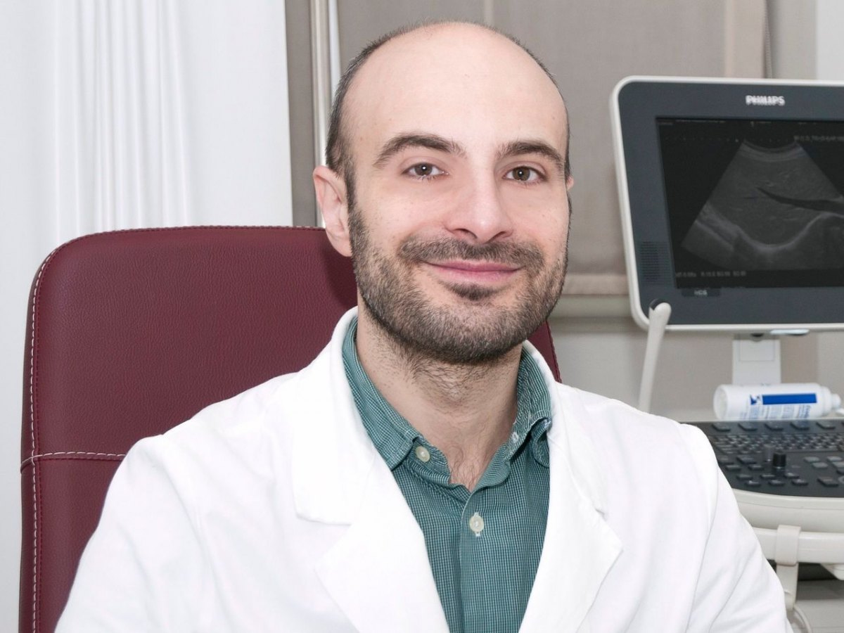 Il Dr. Francesco Lafranceschina nello studio di Bari accanto all'ecografo
