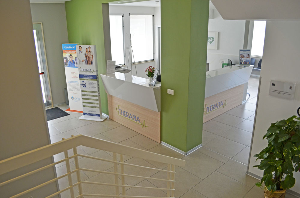 Bancone dell'accettazione del Poliambulatorio Therapia
